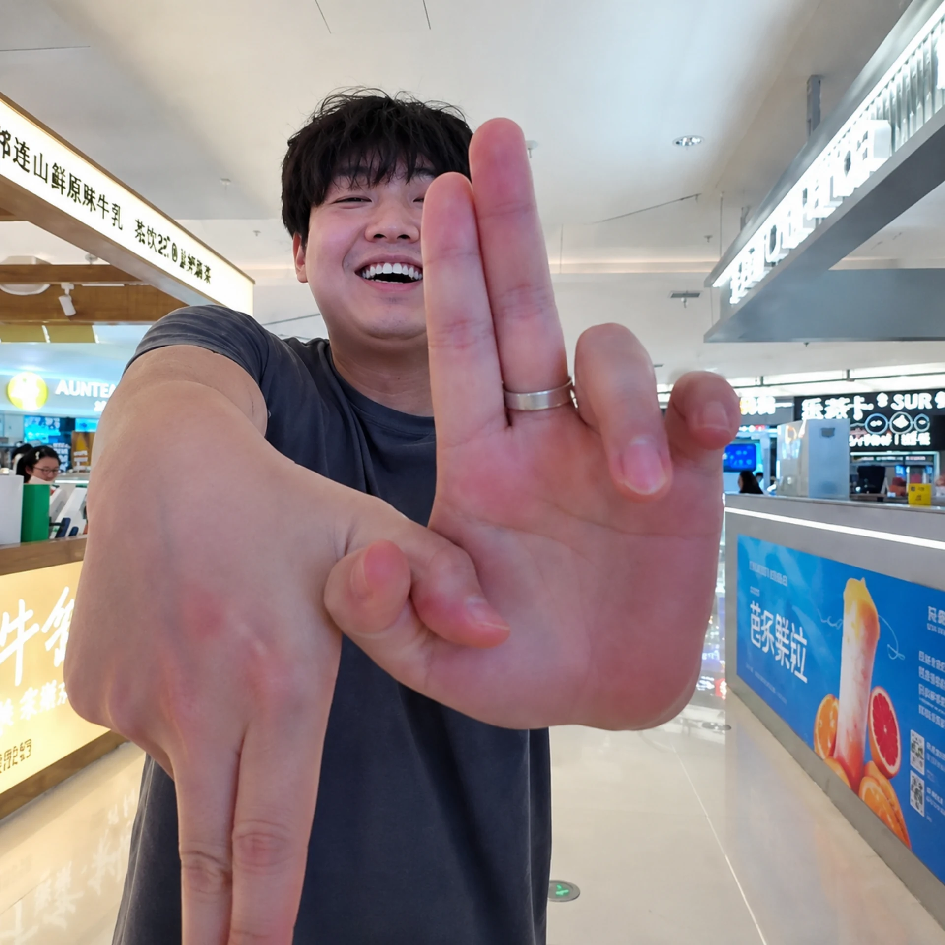 商场内面向镜头做手势并微笑
